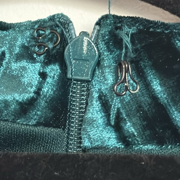 Nicole Miller Gigi Velvet Emerald Long Sleeve Dress SZ 6 RN 107608 - Picture 6 of 9